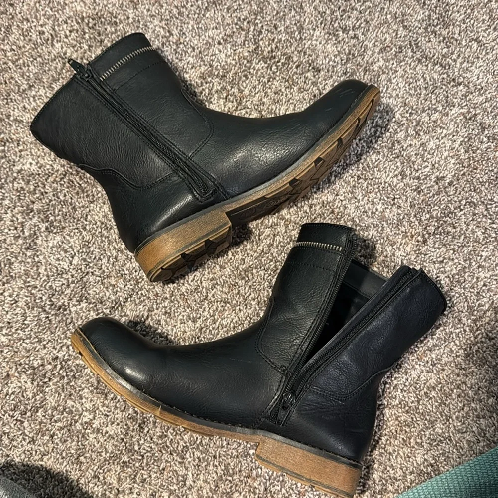 6Y or Womens 7.5 Black Leather Ankle Boots Steevies